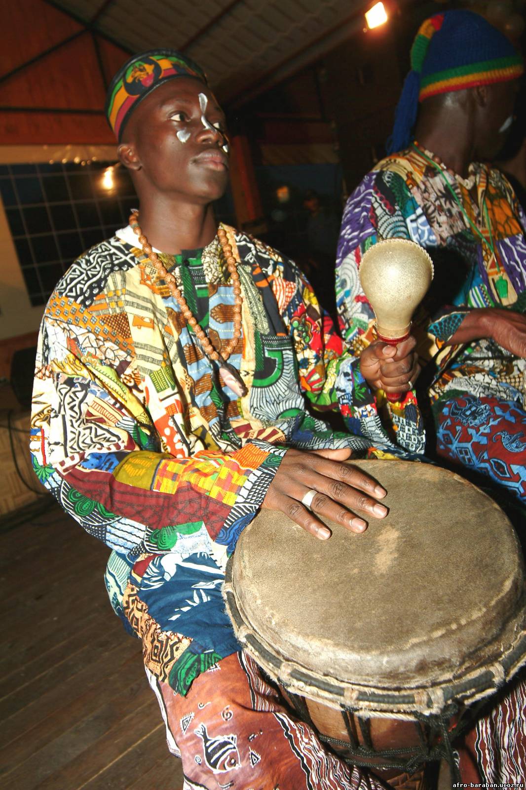 Музыкальный инструмент африки сообщение. Барабан ТАМТАМ В Африке. Барабаны африканские большие. Тамтамы барабаны. Африканские тамтамы.